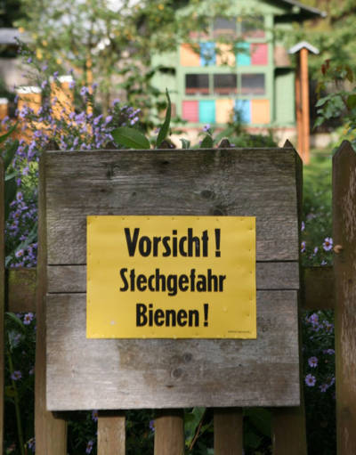 Schild: Vorsicht Stechgefahr Bienen! Schild: Vorsicht Stechgefahr Bienen!